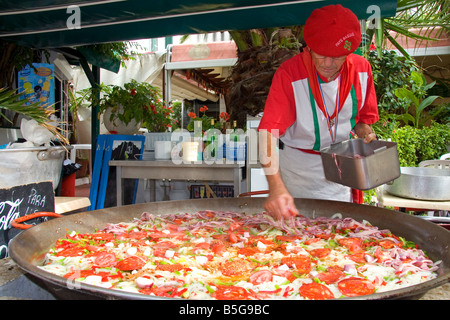 La cuisine de l'homme Basque français paella dans le ville de Biarritz Pyrenees Atlantiques Pays Basque Sud Ouest France Banque D'Images