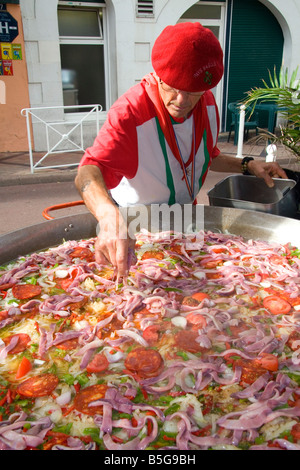 La cuisine de l'homme Basque français paella dans le ville de Biarritz Pyrenees Atlantiques Pays Basque Sud Ouest France Banque D'Images