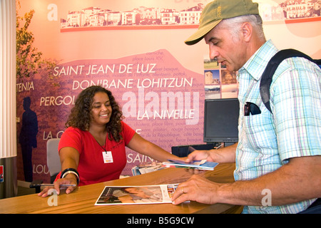 Office de tourisme dans la ville de Saint Jean de Luz Pyrenees Atlantiques Pays Basque Sud Ouest France Banque D'Images