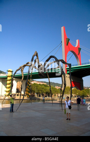 Grande sculpture araignée Maman par Louise Bourgeois en face du musée Guggenheim de Bilbao BISCAYE le nord de l'Espagne Banque D'Images
