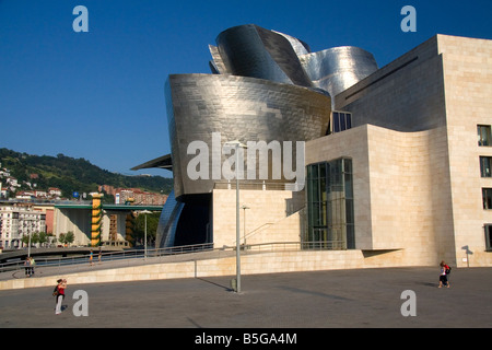 Le Guggenheim Museum de la ville de Bilbao BISCAYE Pays Basque nord de l'Espagne Banque D'Images