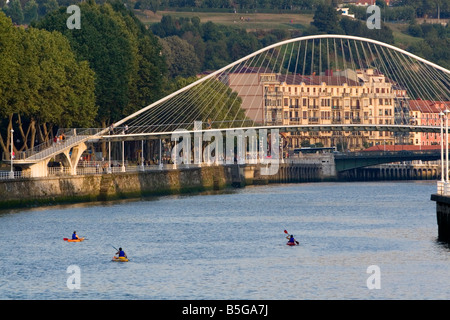 Les kayakistes sur la rivière Nervion près du pont Zubizuri dans la ville de Bilbao BISCAYE Pays Basque nord de l'Espagne Banque D'Images