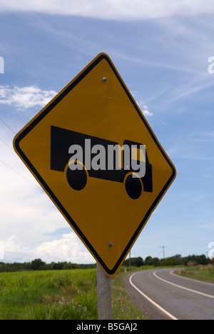 Un panneau d'avertissement jaune pilotes d'alerte à la présence de camions dans la région Banque D'Images