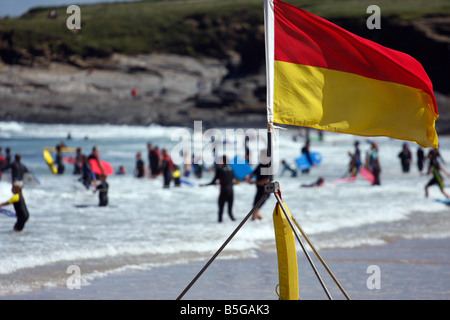 Un indicateur d'alerte rouge et jaune pour marquer la zone de baignade sans danger sur plage de Crantock Cornwall UK Banque D'Images