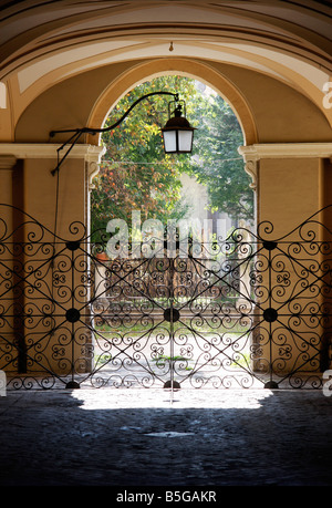 À l'entrée voûtée élégant Palazzo exquis Pianetti à Jesi. Le Marches, Italie Banque D'Images