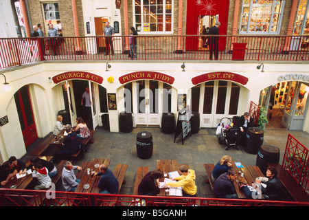 Grande Bretagne - Londres - Soho - Marché couvert de Covent Garden - personnes au restaurant - elevated view Banque D'Images