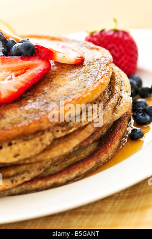 Pile de crêpes de sarrasin avec les baies fraîches et sirop d'érable Banque D'Images