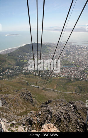 Regardant vers le bas du téléphérique qui va jusqu'à la montagne de la Table, Cape Town Afrique du Sud Banque D'Images