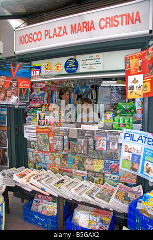 Kiosque à journaux dans la ville de Ribadesella Asturies Espagne du nord Banque D'Images