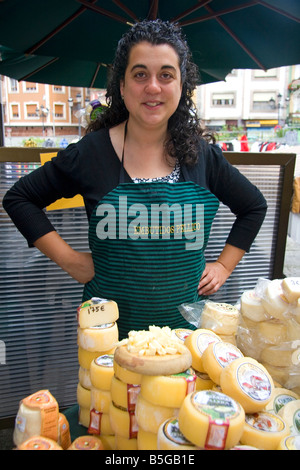 Femme espagnole fromage vente à un marché en plein air dans la ville de Cangas de Onis Asturias Espagne du nord Banque D'Images