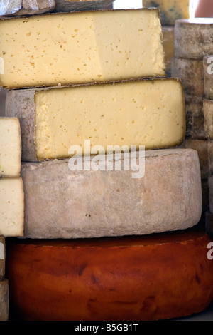 Le fromage vendu à un marché en plein air dans la ville de Cangas de Onis Asturias Espagne du nord Banque D'Images