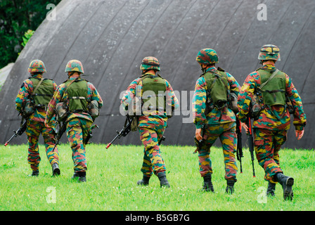 Des soldats de l'armée belge pendant un temps de formation (opération militaire en territoire urbain). Banque D'Images