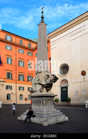 Obélisque de Santa Maria sopra Minerva sur la Piazza Della Minerva à Rome Italie Banque D'Images