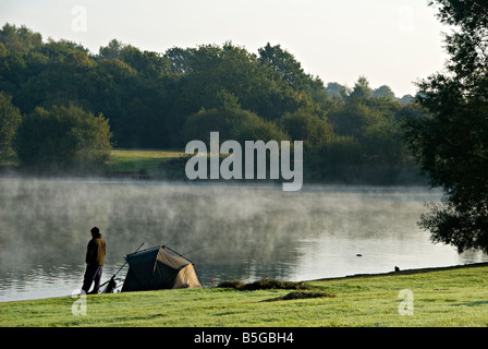 Tôt le matin, pêcheur au lac Haysden, Tonbridge, Kent, Angleterre. Banque D'Images