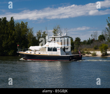 Grâce à l'AUTOMOBILE CANAL HAULOVER SUR LA VOIE NAVIGABLE DANS L'MERRITT ISLAND National Wildlife Refuge SUR L'authenticité de l'Atlantique Banque D'Images