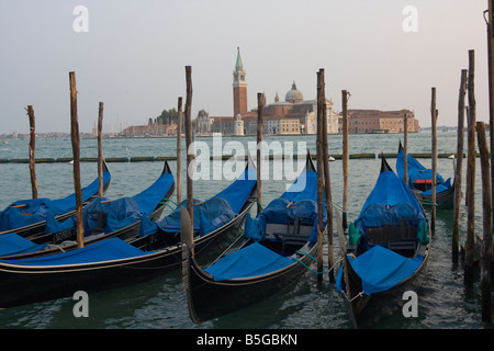 Les gondoles et Isola di San Giorgio Maggiore Venise Italie Europe de l'UE Banque D'Images
