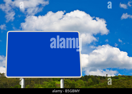 Blank billboard sur ciel bleu dans une zone montagneuse d'ajouter votre texte Banque D'Images