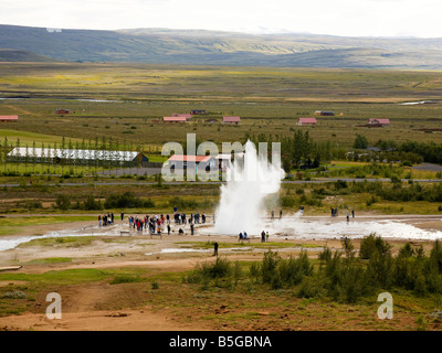 Strokkur ou baratte à Stóri Islande Geysir Banque D'Images