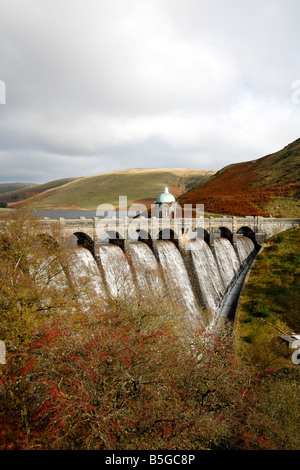 Craig Goch dam débordant de l'eau et de l'Elan Valley. Banque D'Images