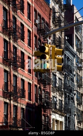 Feux de circulation et le feu échappe à Soho, New York, New York, USA. Banque D'Images