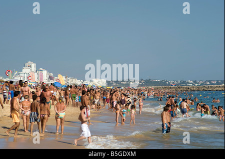 Les gens sur la plage, Vilamoura Algarve Portugal,,. Banque D'Images