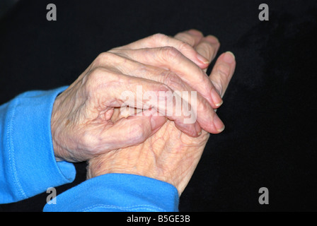 Les mains d'une femme âgée. Banque D'Images