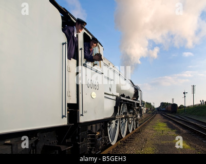 La nouvelle locomotive à vapeur classe A1 'Tornado' laisse sur le Quorn Great Central Railway sur son premier train de voyageurs. Banque D'Images