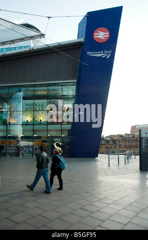 Logo de Network Rail à la gare Manchester Piccadilly Banque D'Images