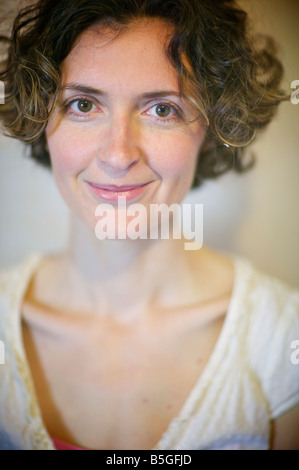 Belle et mince caucasian woman en maquillage naturel jette une mona lisa smile en ce de l'extraction de couleur pastel portrait vertical. Banque D'Images