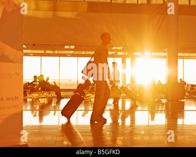 Traveler avec assurance à l'aéroport de la gare au lever du soleil Banque D'Images