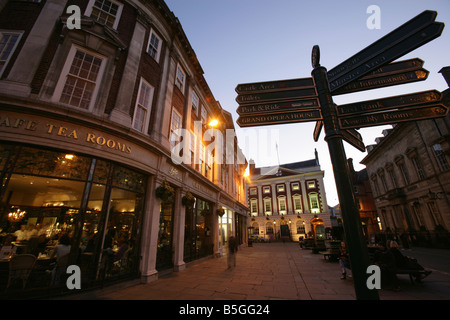 Ville de York, en Angleterre. St Helen's Square, avec la Fondation Frederick Belmont Betty's Café et hôtel particulier. Banque D'Images