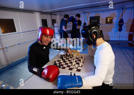 Les concurrents s'affrontent en alternant les tours de l'anneau et au conseil dans un nouveau sport connu sous le nom de boxe d'échecs Banque D'Images