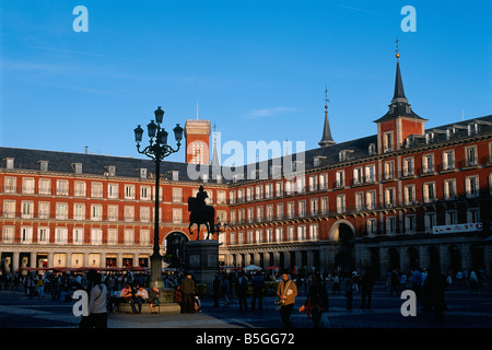 Espagne - Madrid - Plaza Mayor - silhouette d'une statue du roi Philippe III Banque D'Images