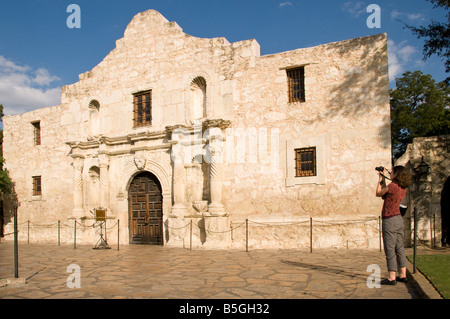 Photographe photographiant l'Alamo, le centre-ville de San Antonio, Texas. Banque D'Images