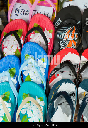 Affichage des sandales en caoutchouc thong market à Bangkok en Thaïlande Banque D'Images