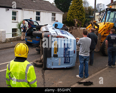 Un accident de la route dans un village de Cornwall, England, UK Banque D'Images