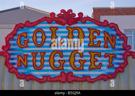 Golden Nugget signer le long de la promenade du front de mer de Great Yarmouth Norfolk Uk Banque D'Images