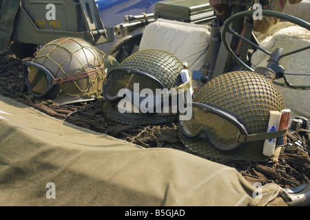 Ste. Eglise, Normandie, France. L'armée américaine, les casques et autres équipements sur une jeep de l'époque de la DEUXIÈME GUERRE MONDIALE. Banque D'Images