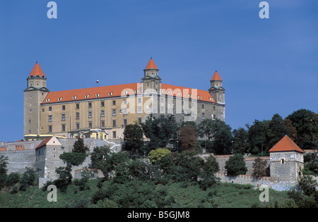 Le château de Bratislava, siège du gouvernement de la Slovaquie, vu à travers le Danube Banque D'Images