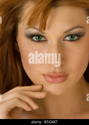Belle femme rousse aux yeux verts en mode portrait Banque D'Images