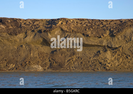 L'érosion due à la fonte du pergélisol la hausse du niveau de la mer et surf le long de la côte de l'Arctique est à l'origine de l'affaissement des terres à Arctic National Banque D'Images