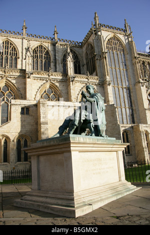 Ville de York, en Angleterre. Le Philip Jackson Constantin la grande statue sculptée avec York Minster dans l'arrière-plan. Banque D'Images