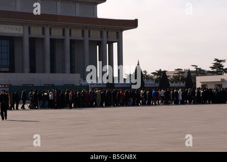 Les gens queue pour entrer dans le Mausolée de Mao sur la place Tiananmen à Beijing central Banque D'Images
