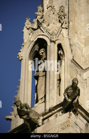 Ville de York, en Angleterre. Vue rapprochée des sculptures et des détails architecturaux sur la façade sud de la cathédrale de York. Banque D'Images