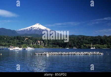 Bateaux de plaisance et yachts amarrés sur le lac Villarrica et le volcan Villarrica, vu de Pucon, région de la Araucania, Chili Banque D'Images