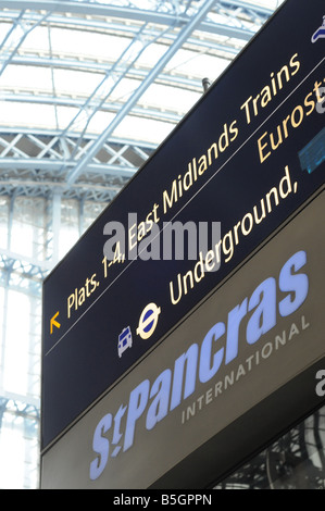 Inscrivez-vous à la gare de St Pancras International, Londres, donnant des directives à l'East Midlands trains et le métro Banque D'Images