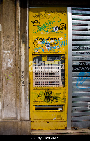 Rue jaune machine Cigarette Venezia Venise Vénétie Italie Europe EU Banque D'Images