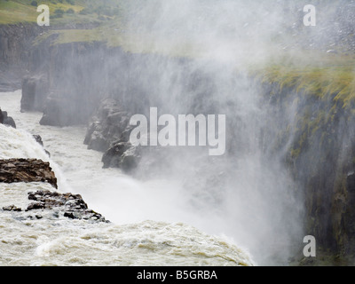 River Hvíta tumbling sur la falaise produisant du tonnerre en Islande Gullfoss Banque D'Images