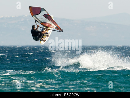 Windsurfer jumping Banque D'Images