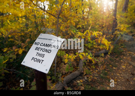 'Avertissement signe Aucun Camping au-delà de ce point, le long d'un sentier, vieille montagne Rag, Shenandoah National Park, en Virginie. Banque D'Images